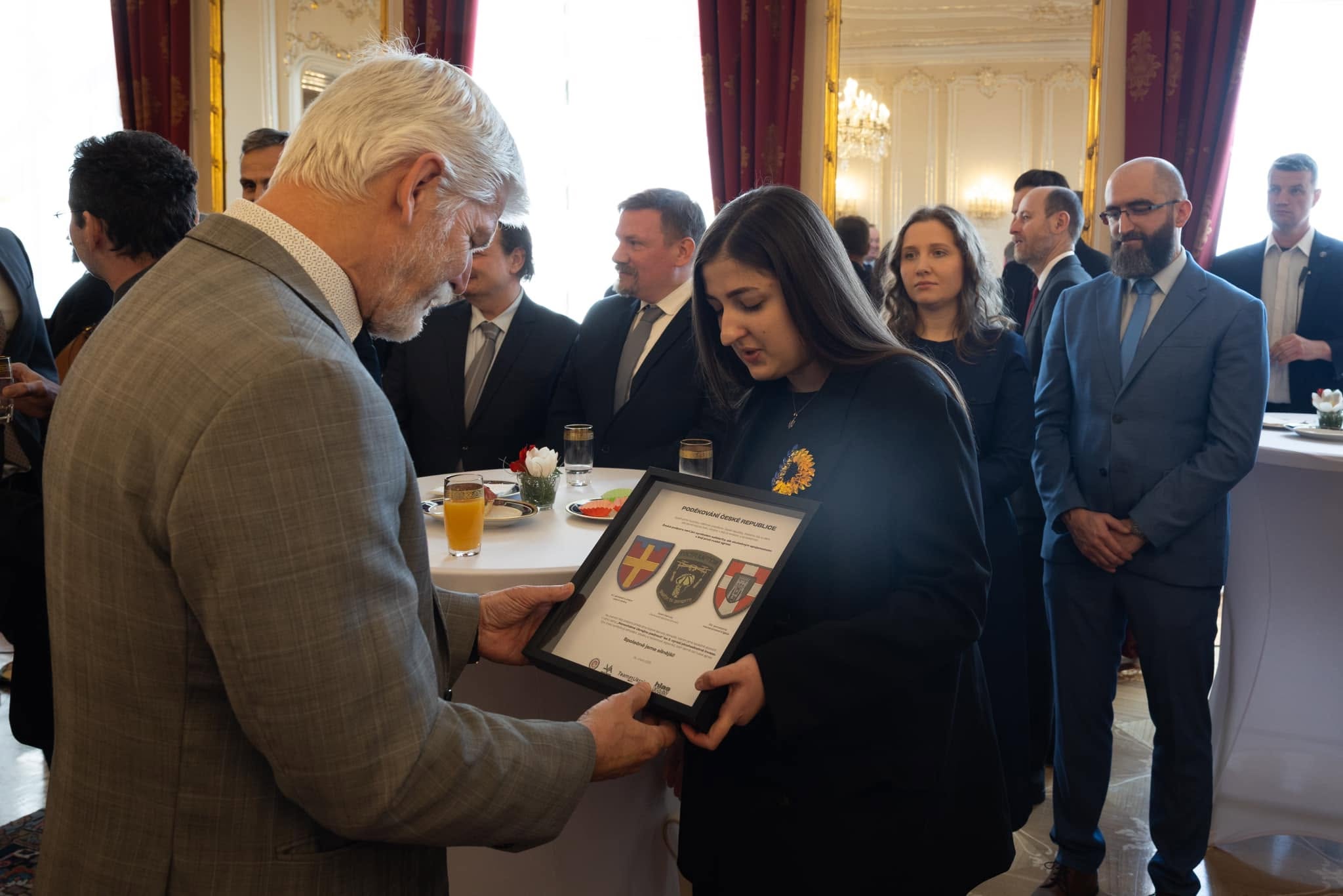 Анастасія Сігнаєвська вручає подарунок президенту Чехії Петру Павлу