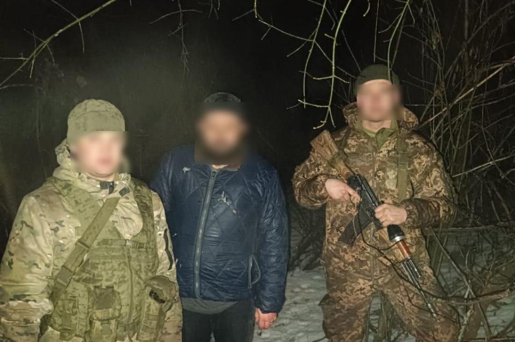 28-річний врятований чоловік та двоє прикордонників