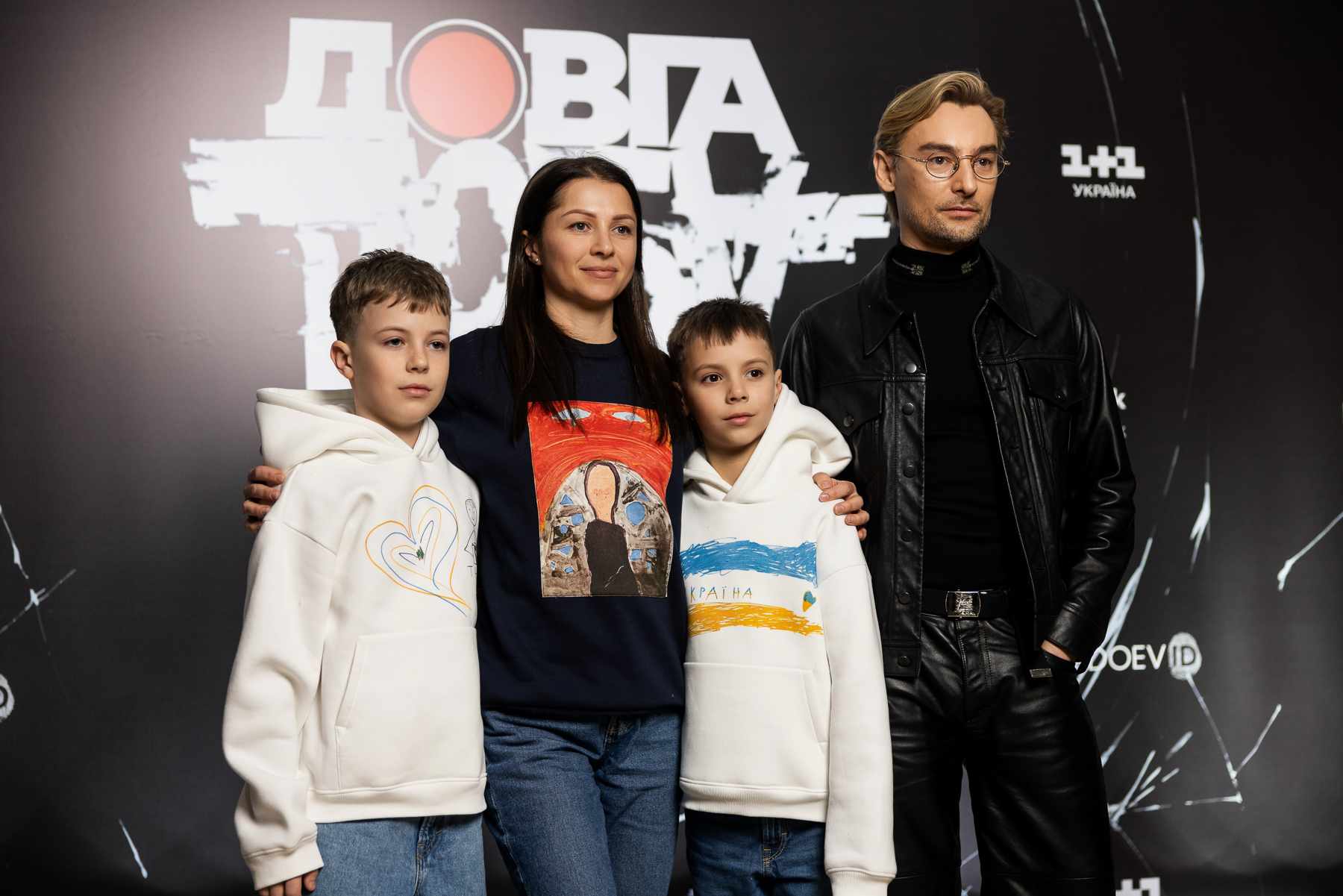 Режисер Алан Бадоєв з Оленою Жук та її двома синами Устимом та Серафимом  
