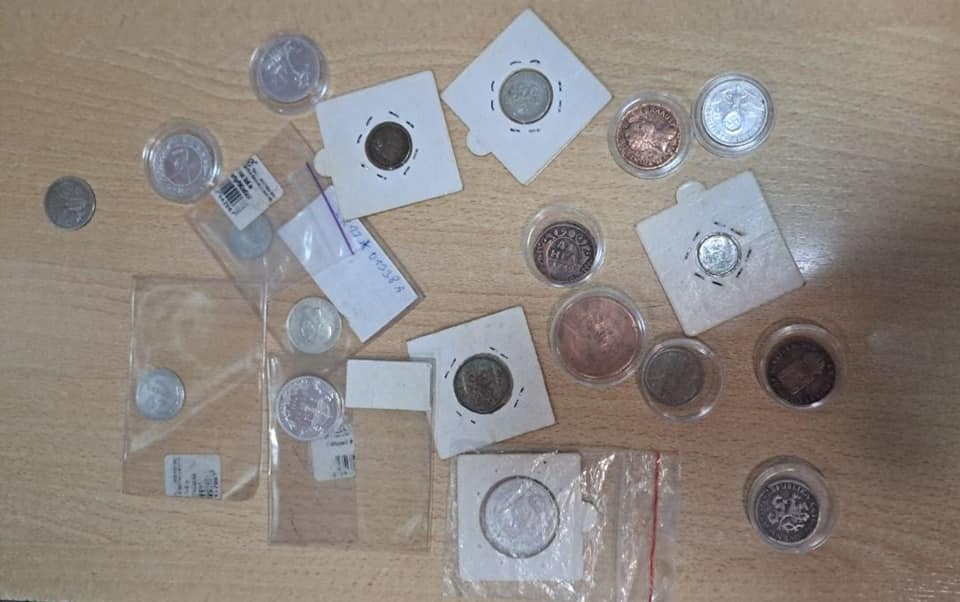 Зі слів іноземця, він купив монети в інтернеті 