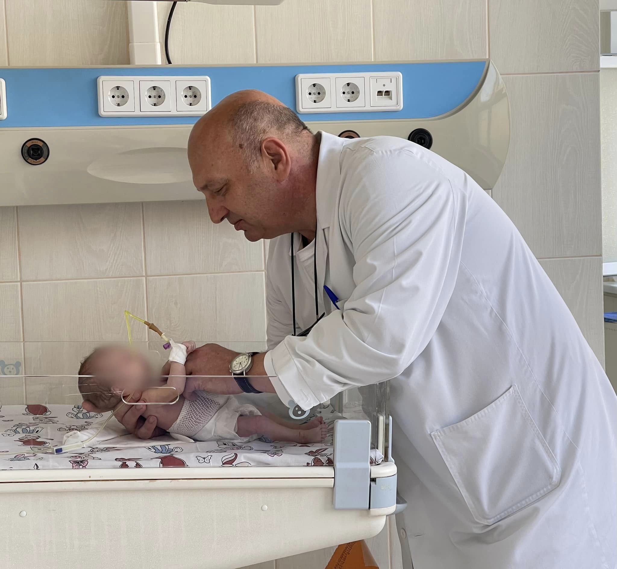 Хлопчик народився на 30 тижні вагітності з вагою 1500 грам з вродженою вадою черевної стінки