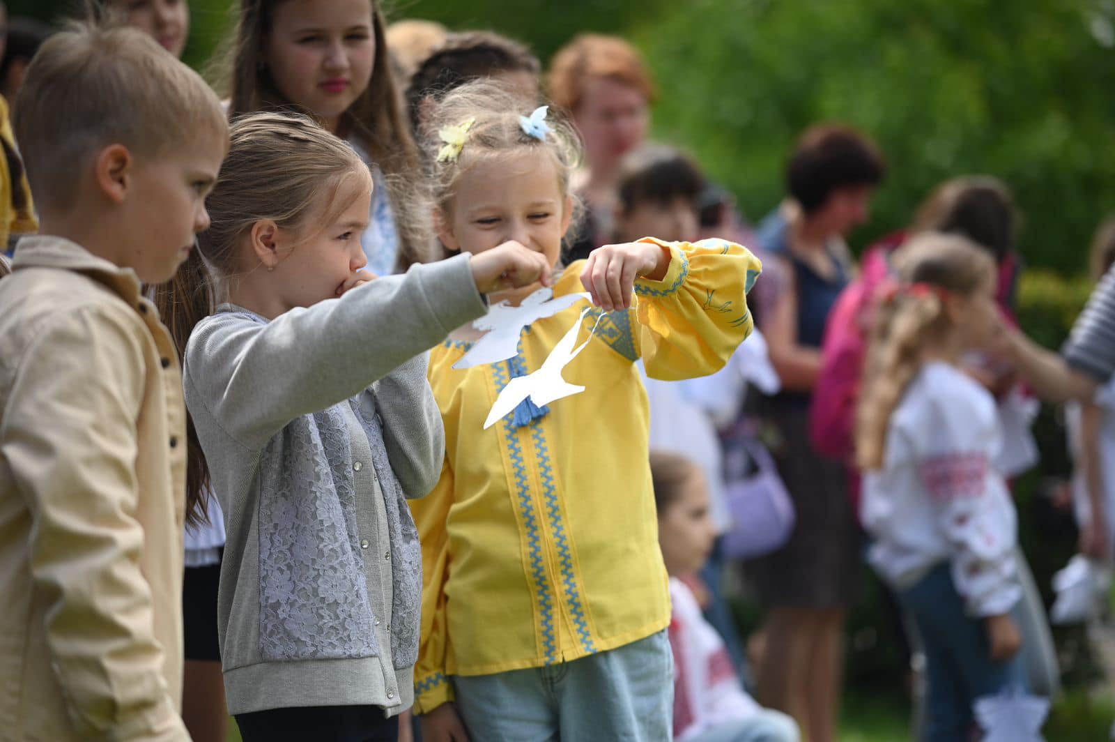 Присутні прикрасили паперовими янголами дерево пам‘яті в скансені 