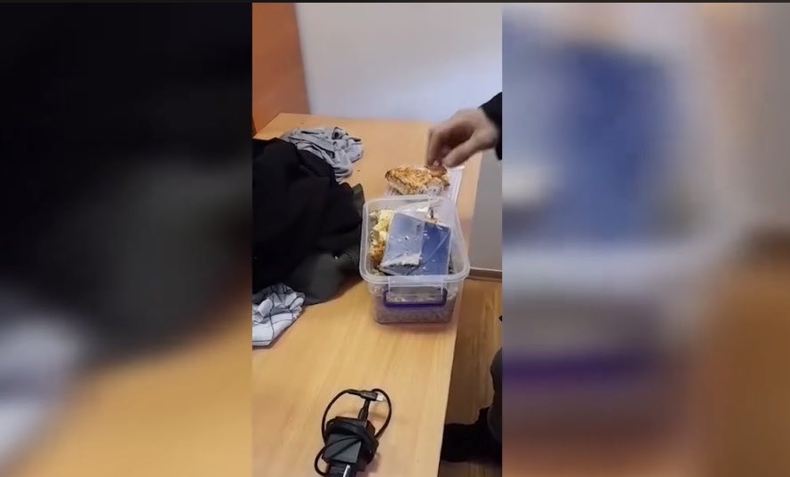 Хлопець сховав документи в їжу 