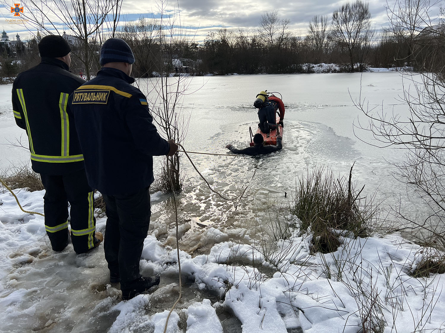 Рятувальники на місці пригоди