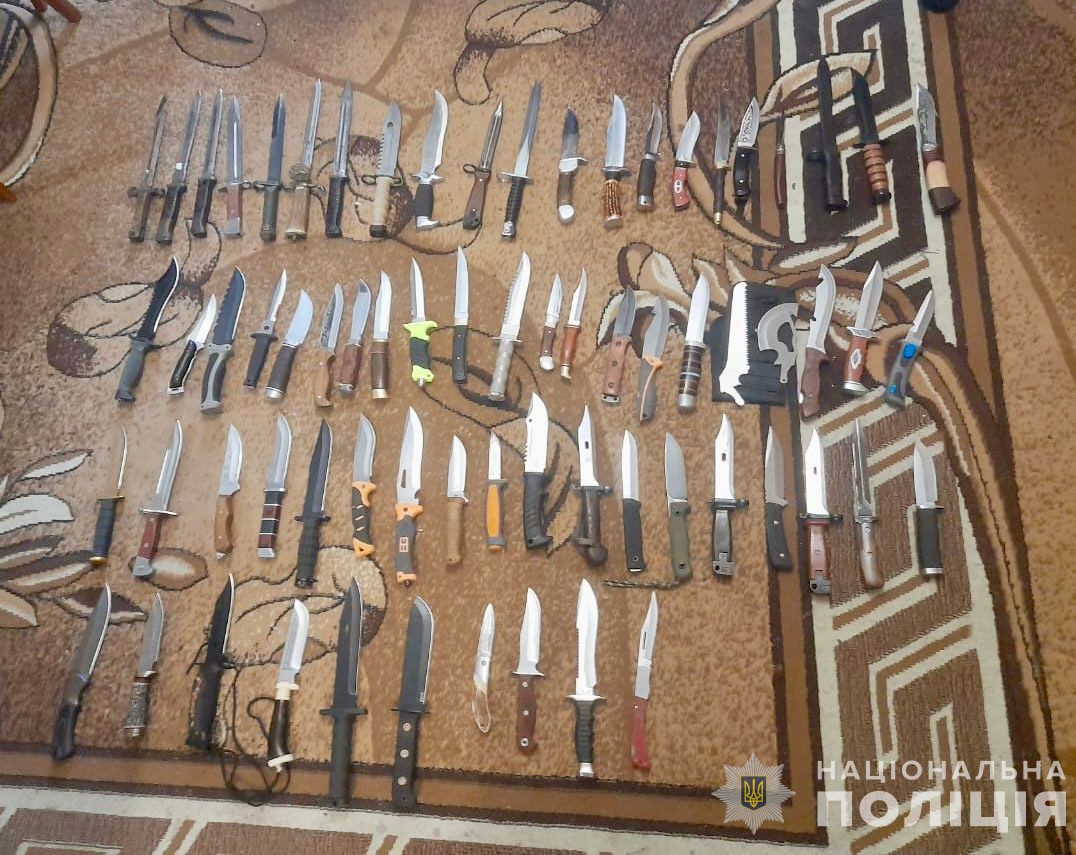 Мисливські ножі, вилучені поліцією у жителя Рахівщини 