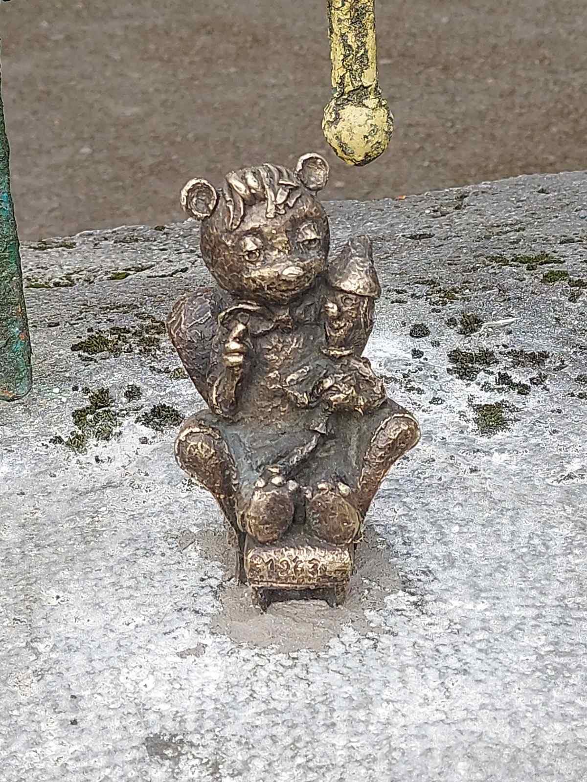 В Ужгороді встановили нову міні-скульптуру - героя дитячої "Вечірньої казки"
