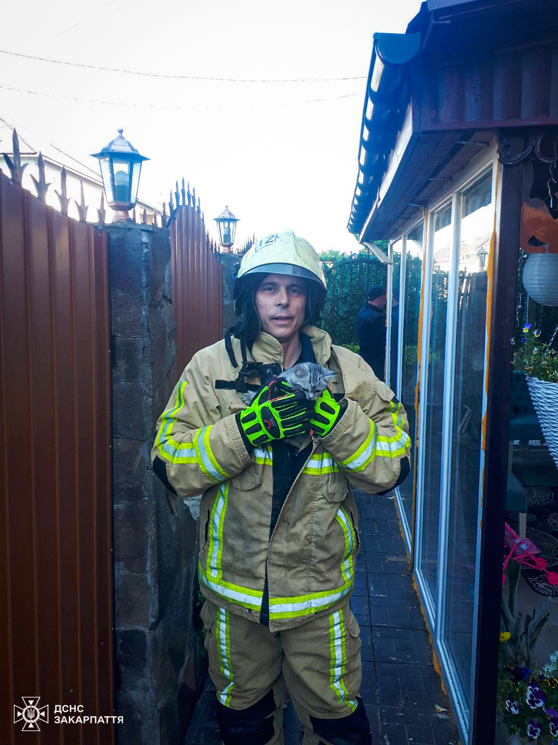 ДСНСник тримає на руках врятованого кота 