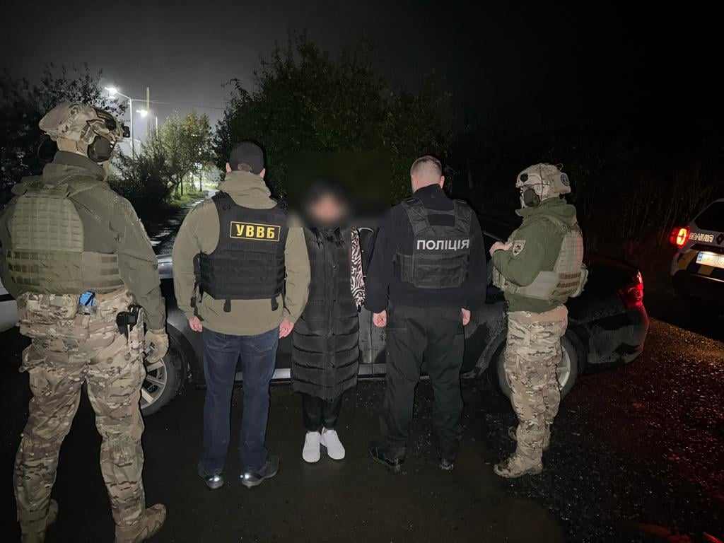 Жінку затримали разом з її спільниками 