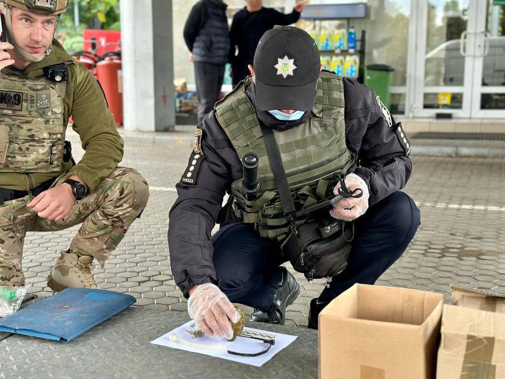 Поліцейські вилучили гранату з автомобіля
