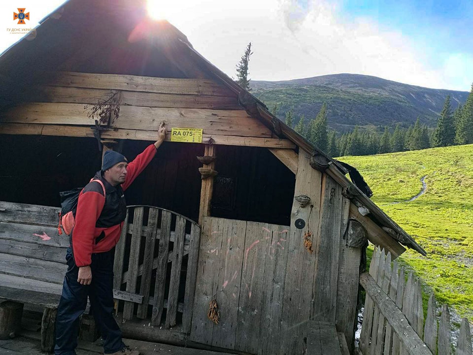Такі будиночки в горах можуть виявитися єдиним порятунком для туриста взимку 