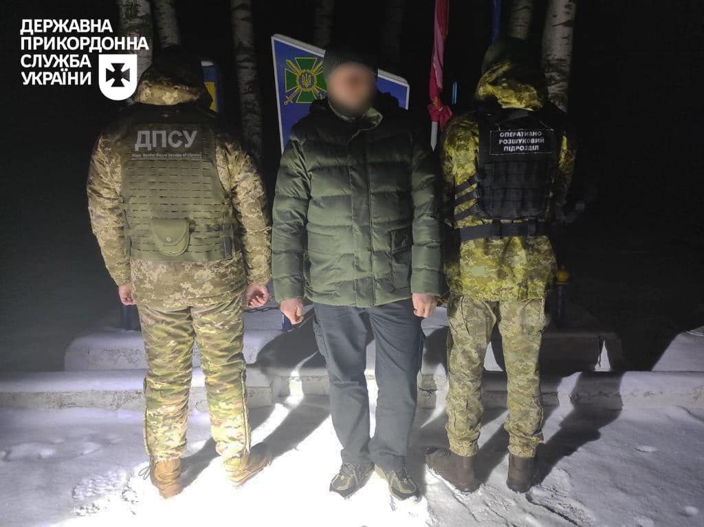 Від обмороження чоловіка врятували прикордонники, які його затримали у горах 