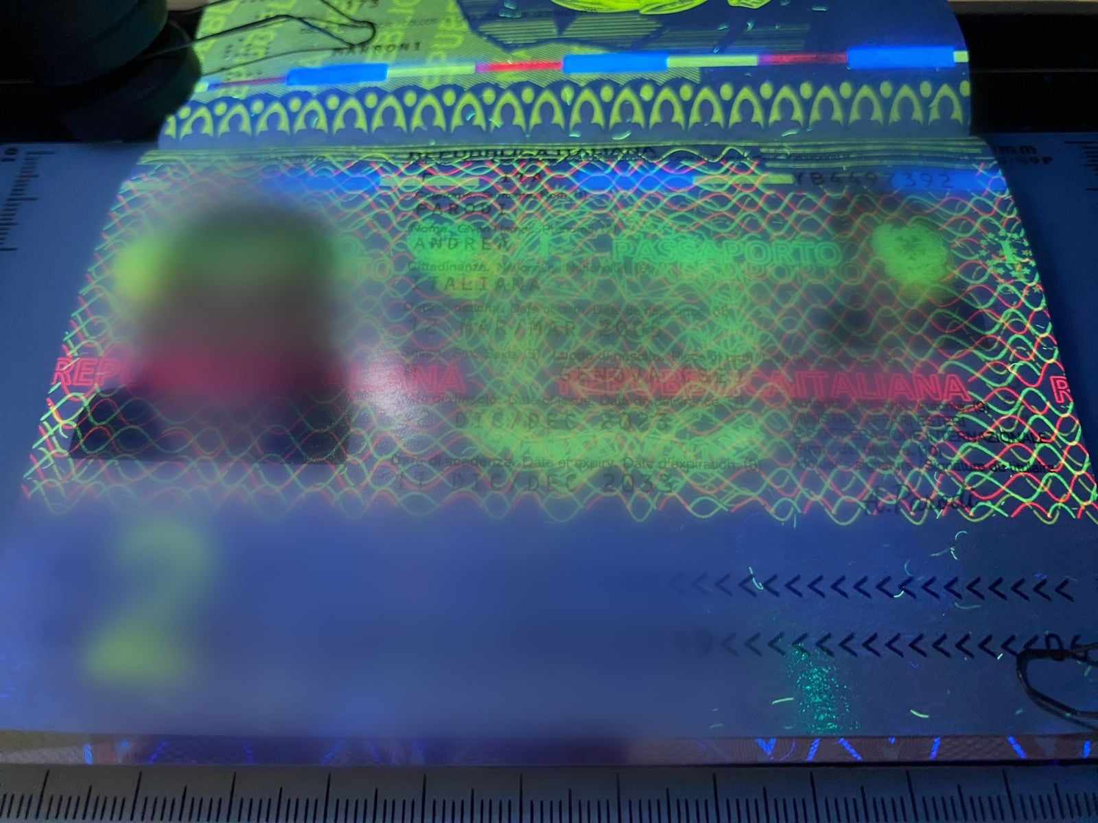 Фото підробленого паспорта, який 22-українець придбав за 8 тис. доларів 