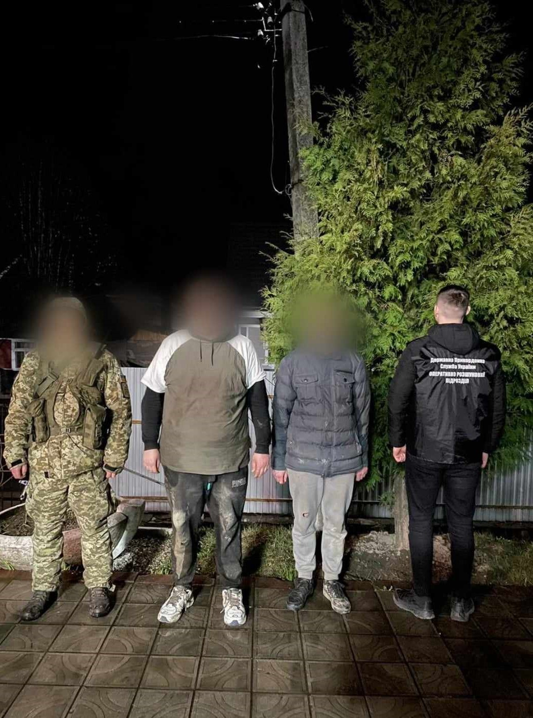 Втікачів доправили до прикордонного підрозділу, напоїли чаєм та дали можливість просушити взуття та одяг 