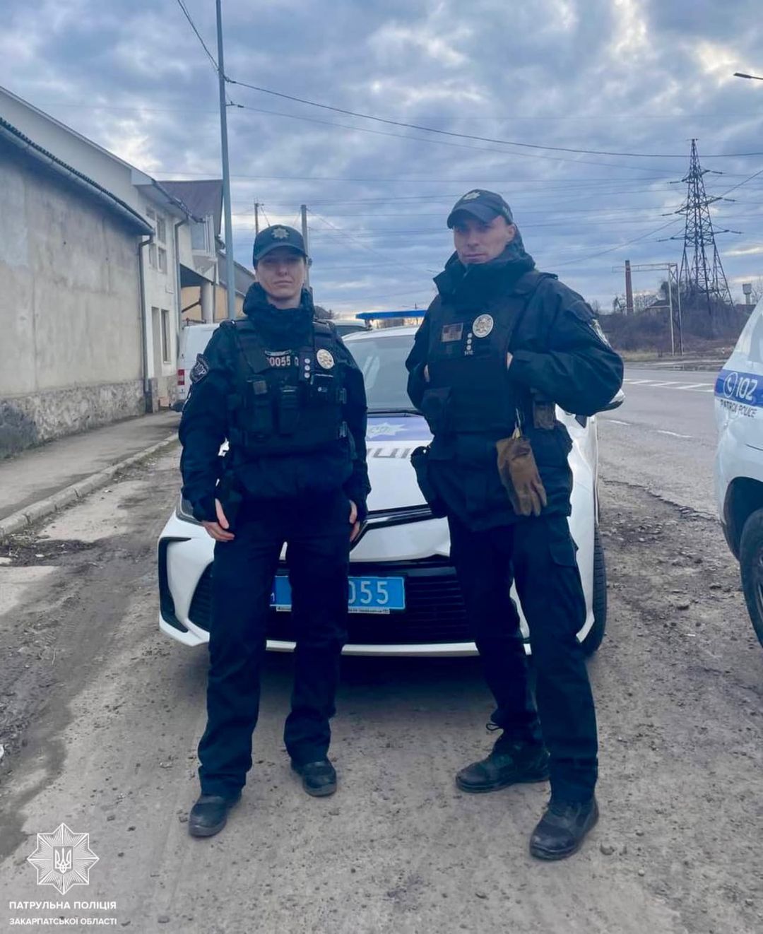Наряд патрульних, які прийшли на допомогу жінці