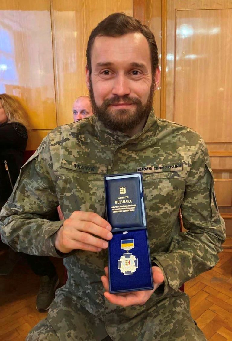 Військовий Андрій Ткачук з нагородою «За розвиток Закарпаття»
