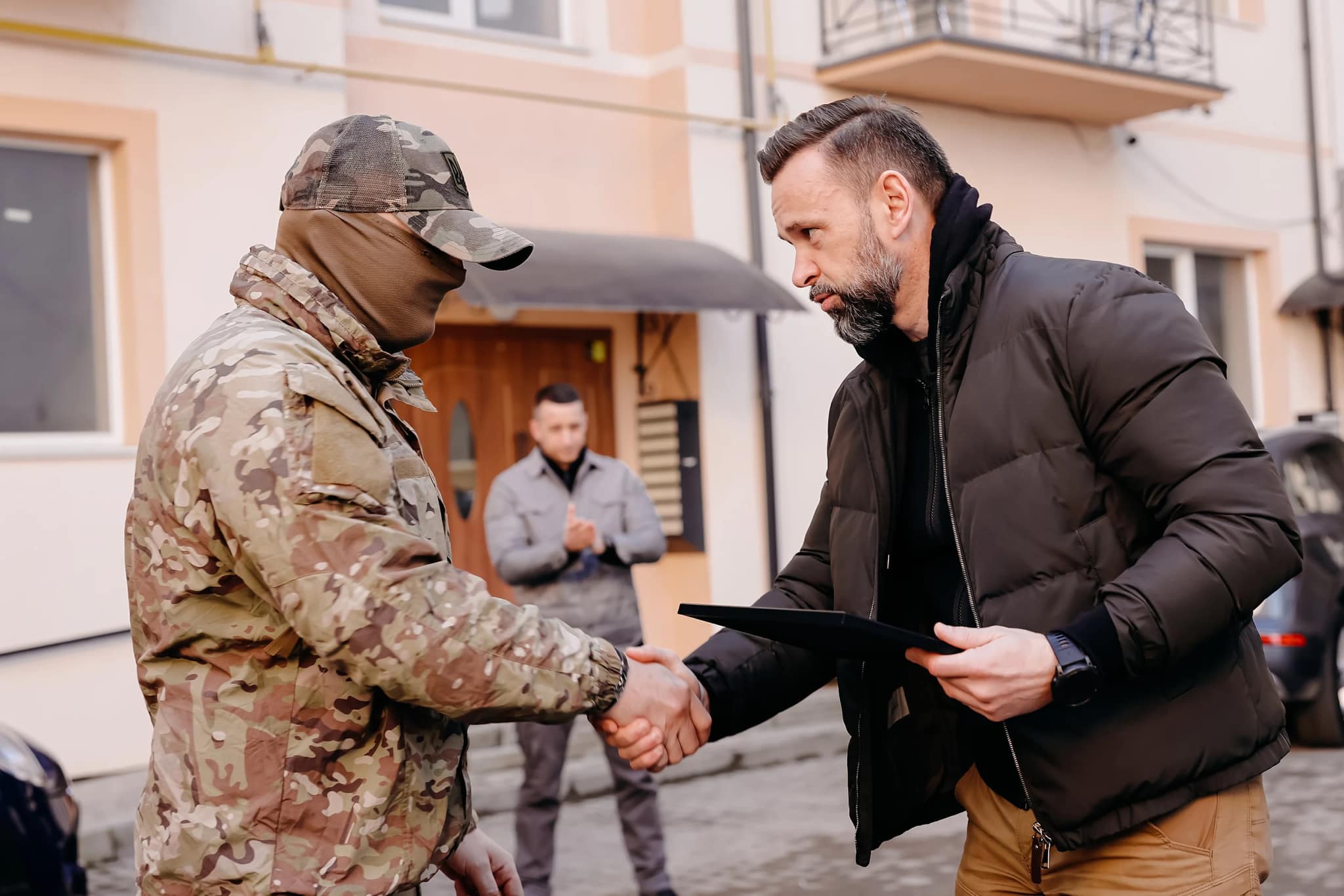 Віктор Микита під час вручення ключів від квартири захиснику 