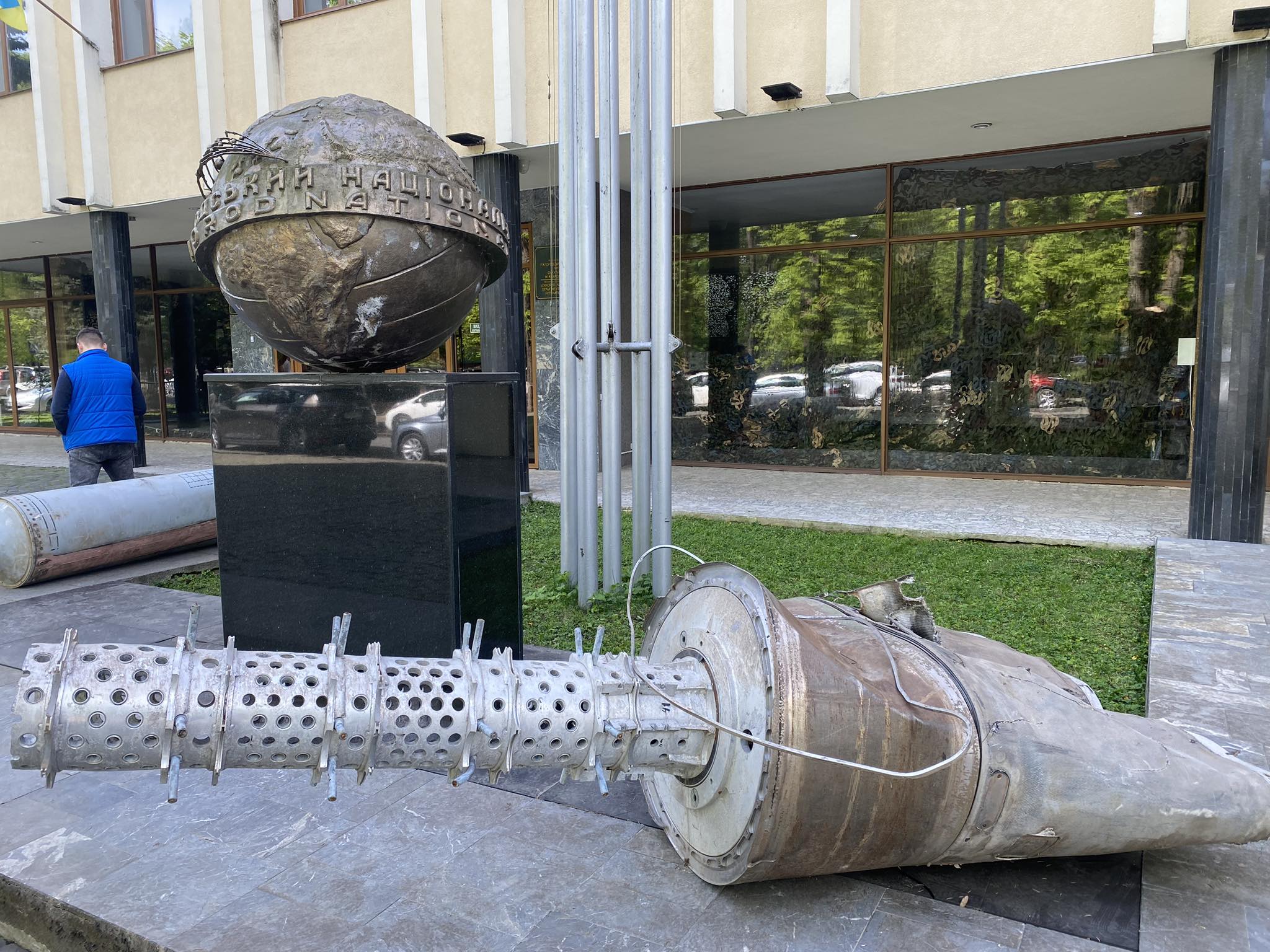 Залишки Іскандеру розміщені біля ректорату Ужгородського Національного університету