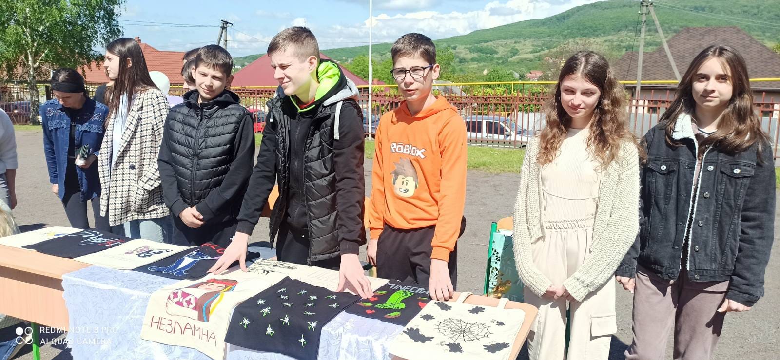 Діти під час ярмарки 