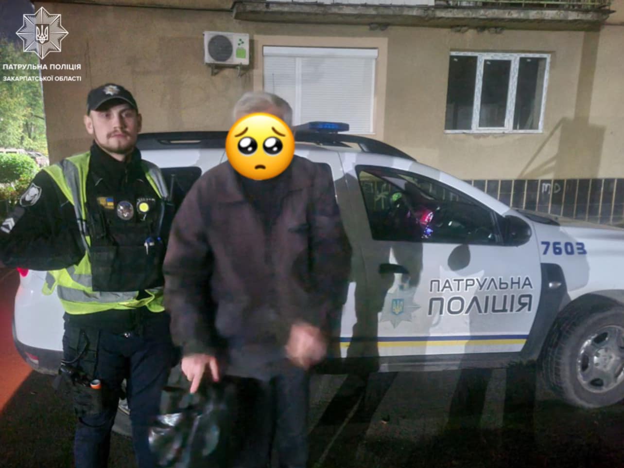 В Мукачеві патрульні допомогли незрячому чоловіку