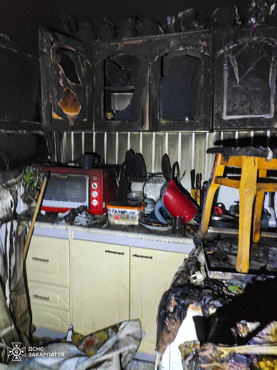 Кухня родини після того, як полум‘я загасили 