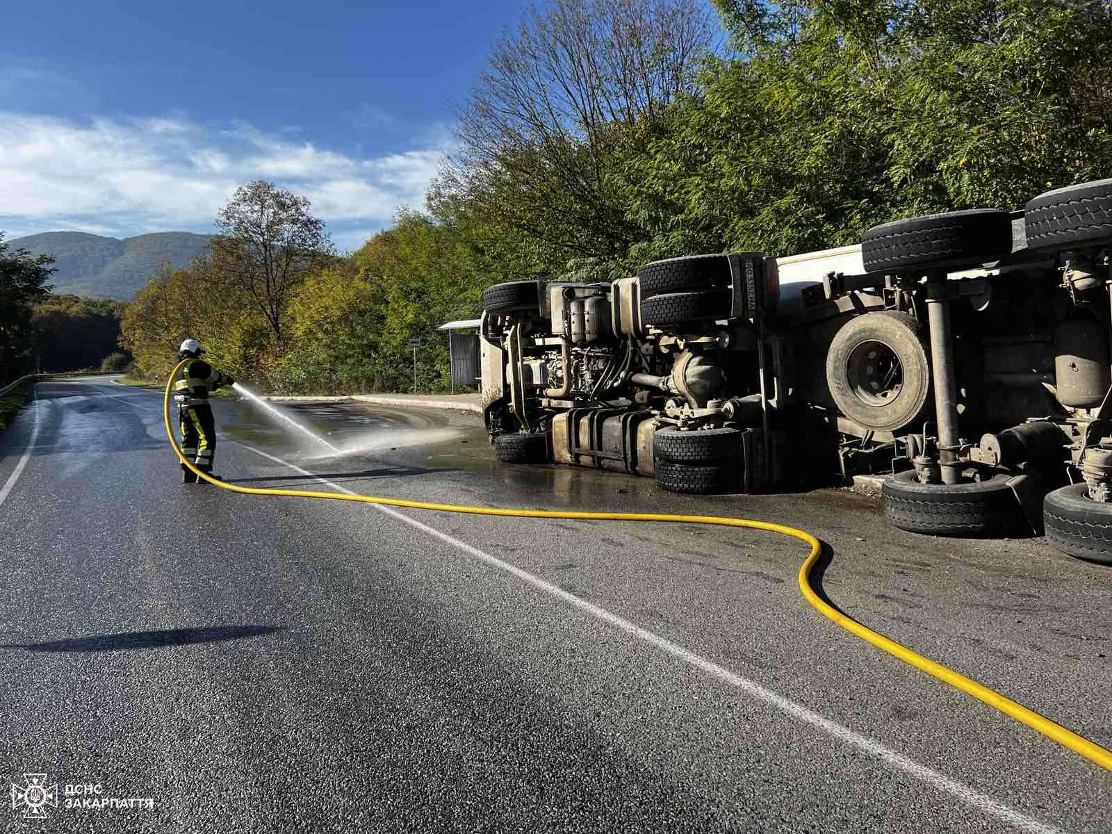 Перевернута вантажівка