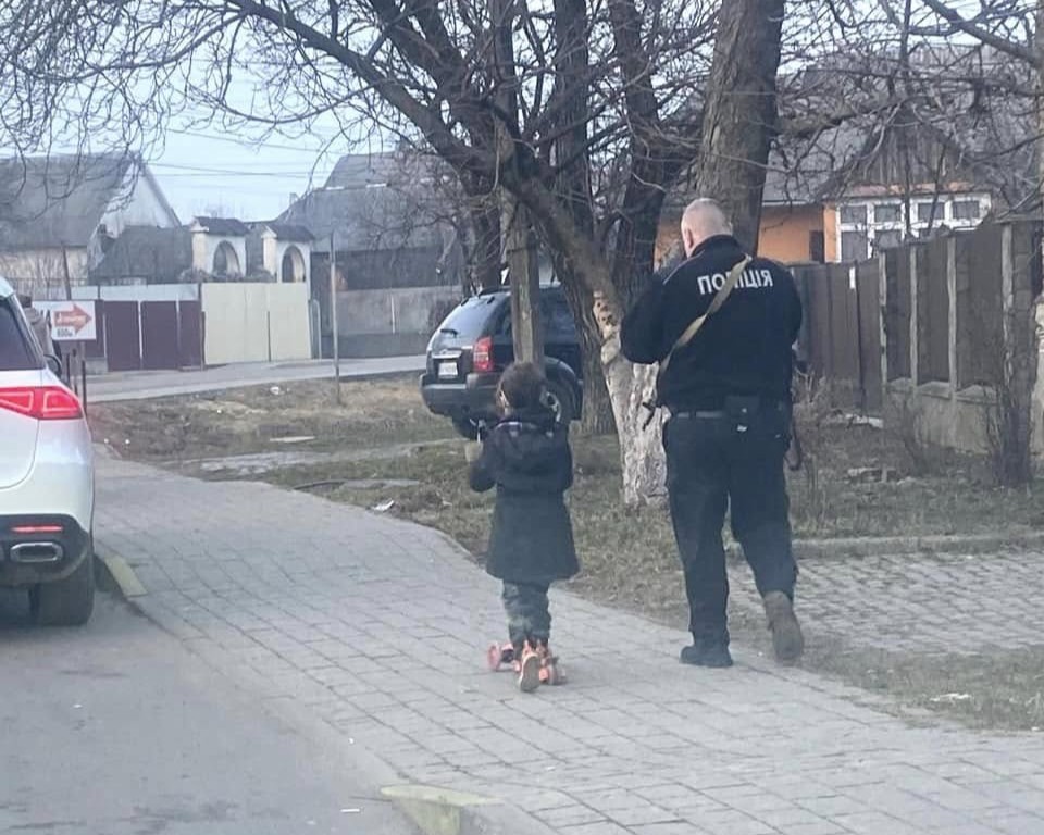 Заблукала дитина з поліцейським