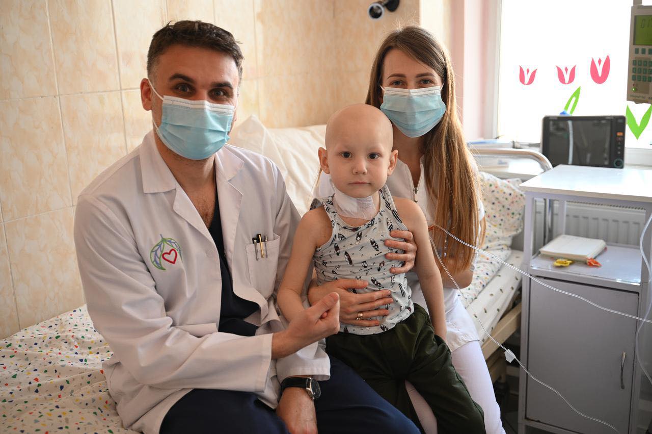 Хлопчик з лікарями