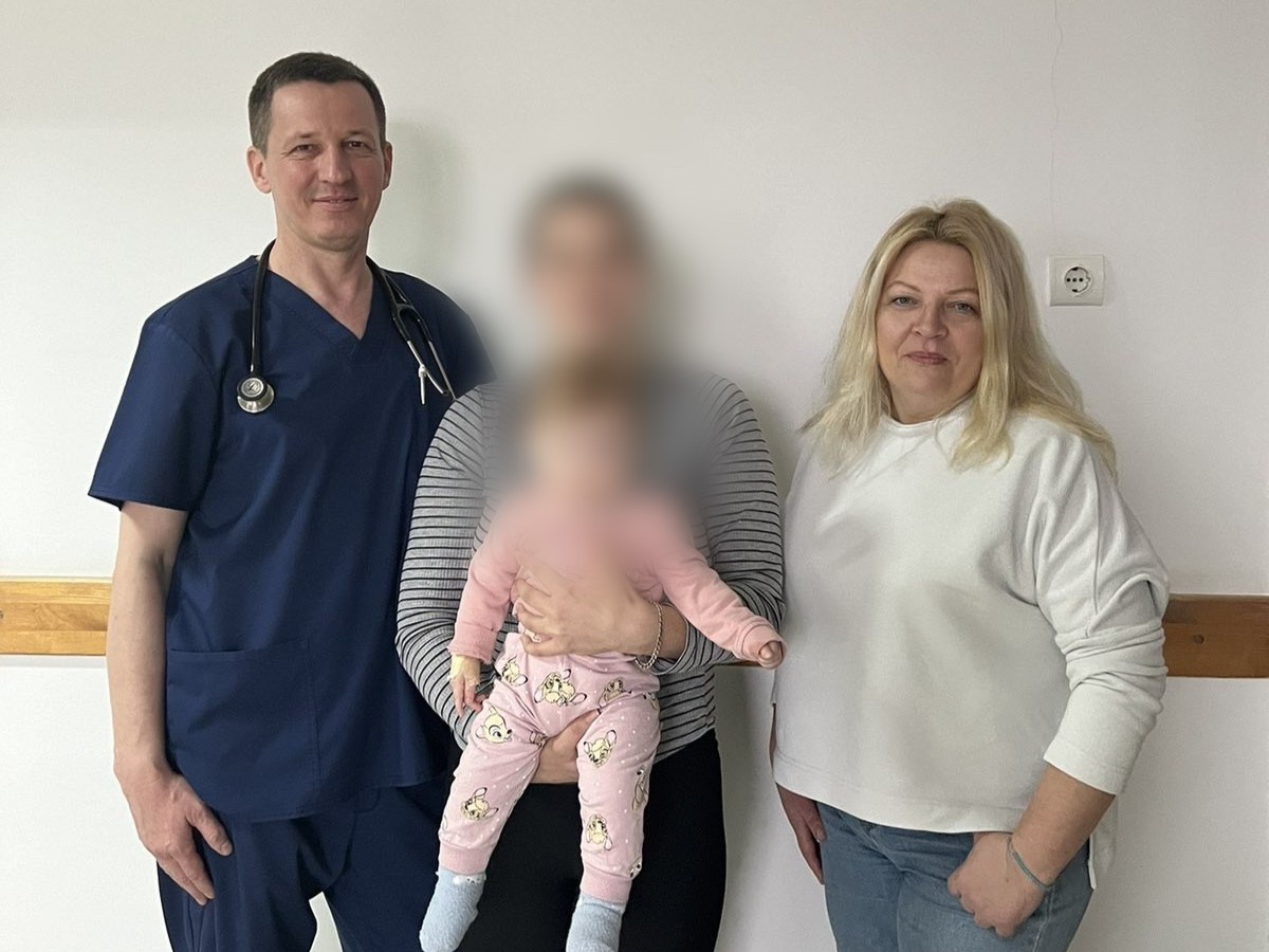 Врятована дівчинка з лікарями