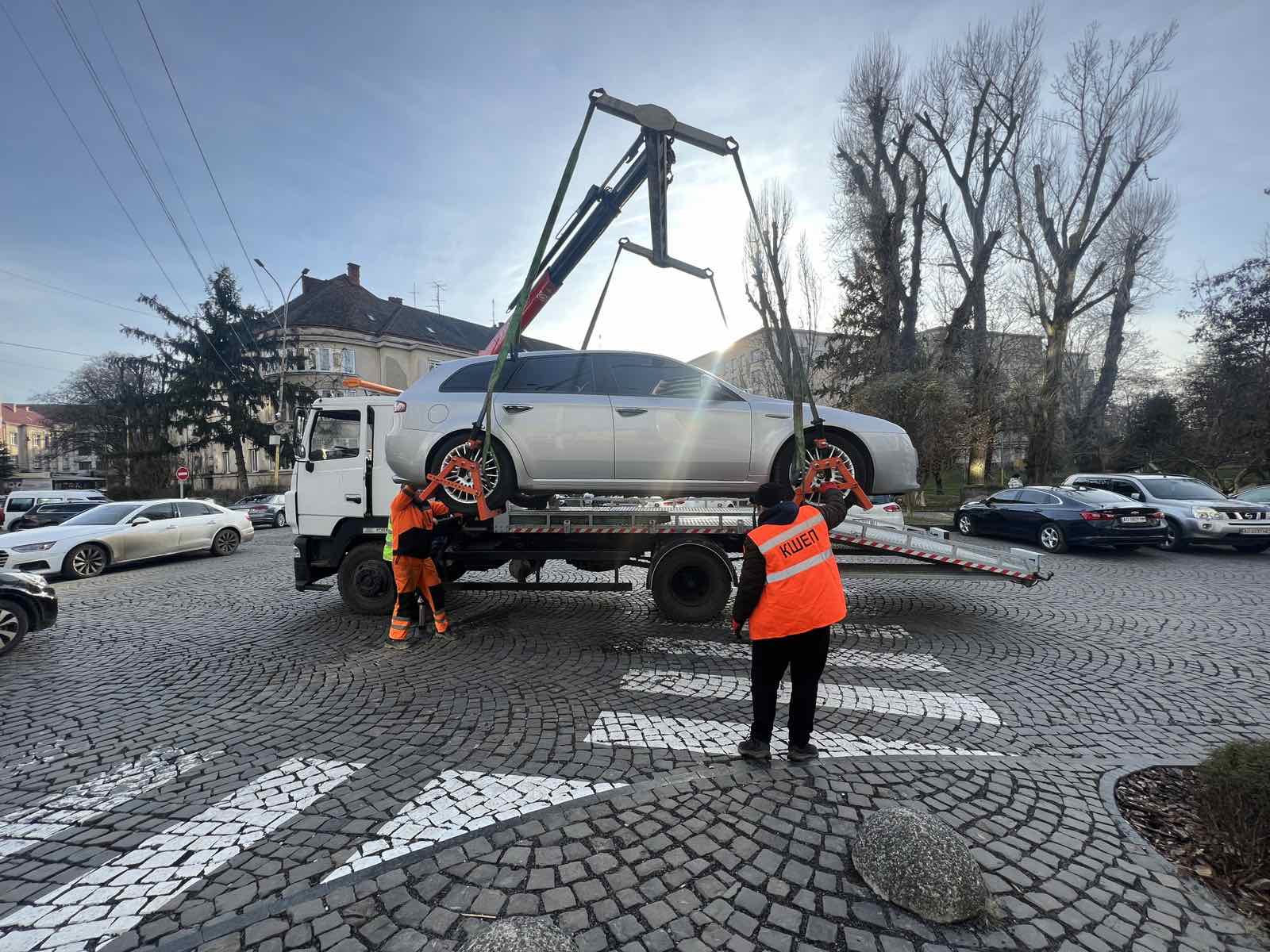 Працівники евакують авто на штрафмайданчик патрульної поліції в Ужгороді 