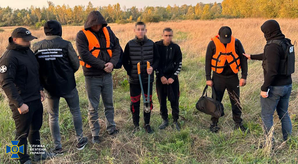 Дорослий житель Берегівщини долучив до незаконної діяльності і двох неповнолітніх 