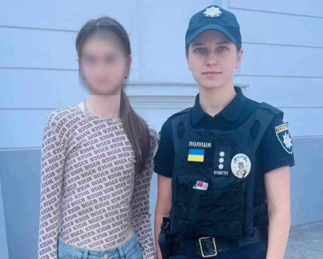 Дівчинка з патрульною