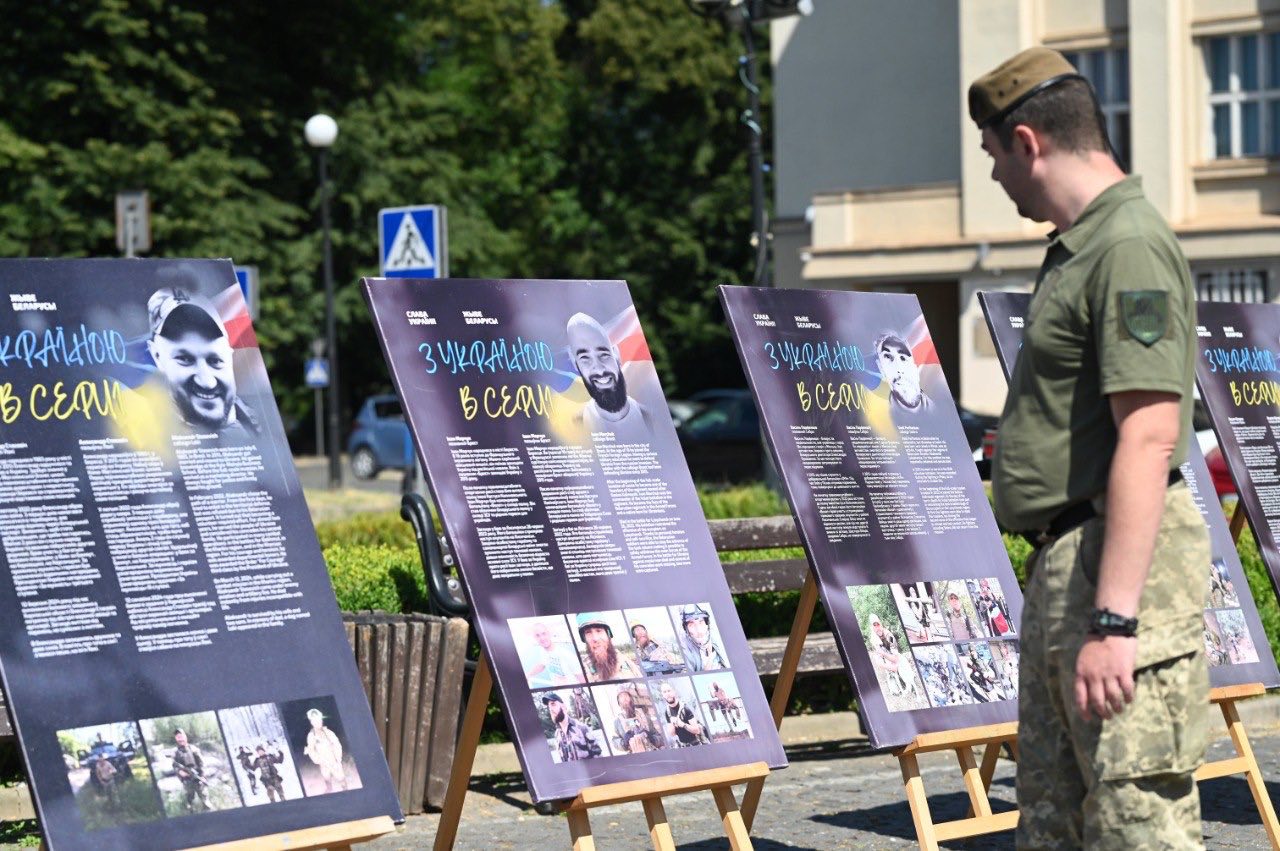 Виставка «З Україною в серці» про полеглих білоруських добровольців в Ужгороді