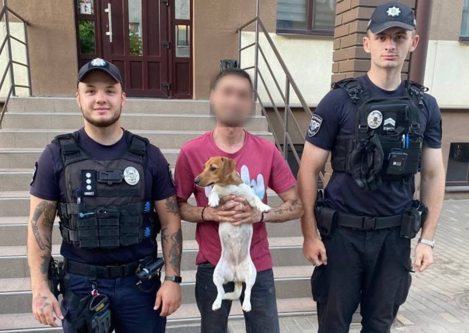 Знайдений пес з власником і патрульними