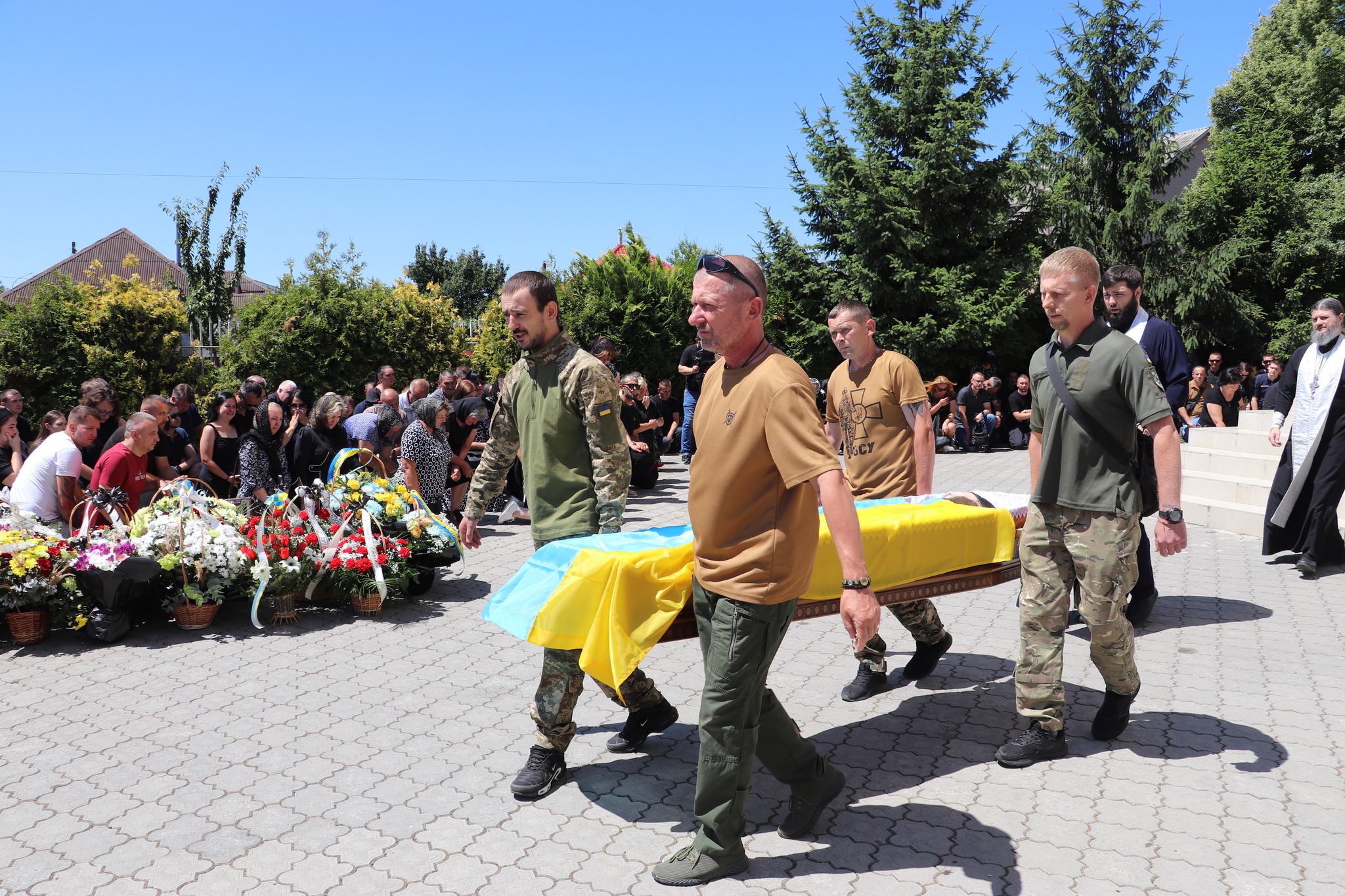 У Мукачеві прощаються з воїном Іваном Лешаничем