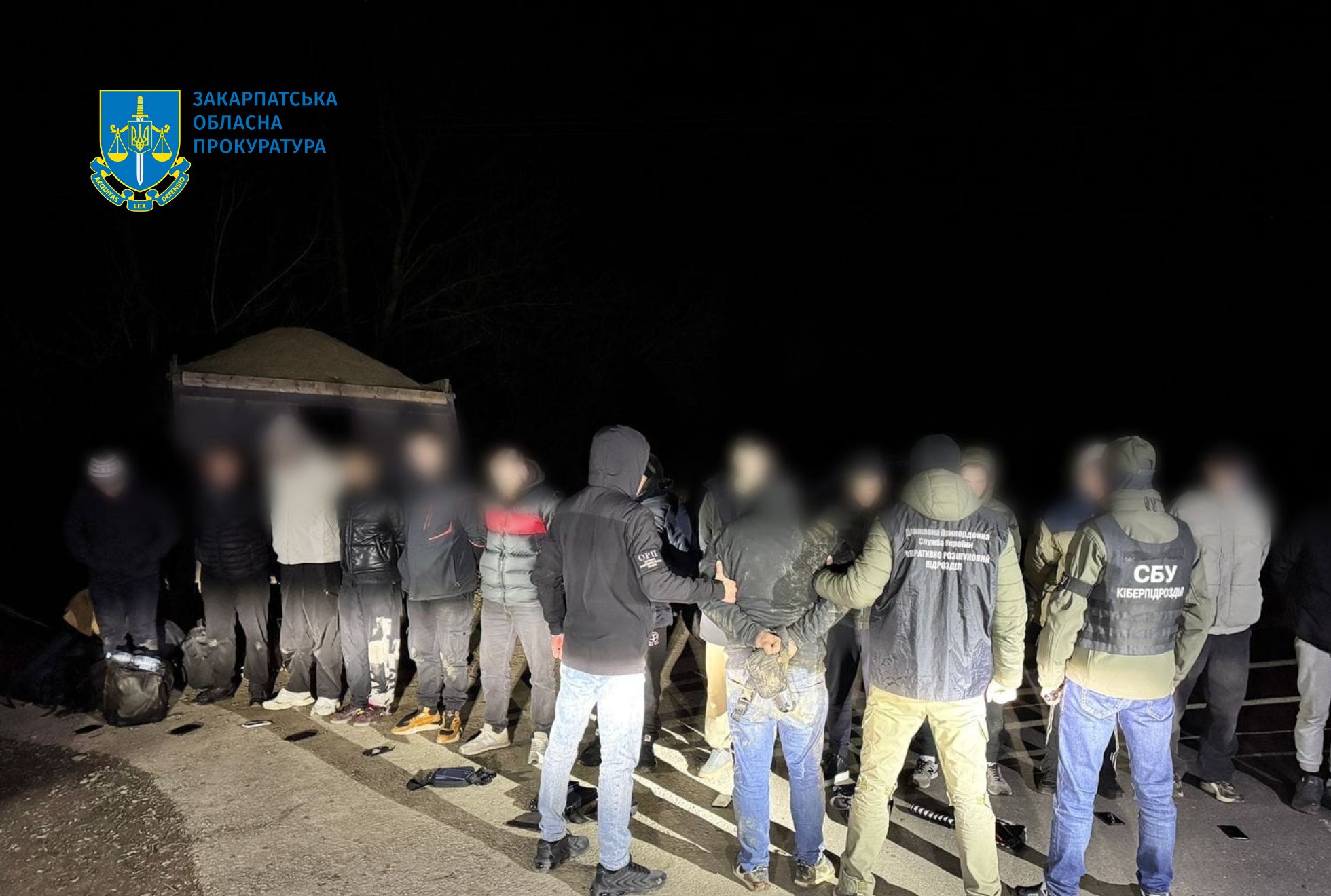 Вантажівка з піском і затримані порушники
