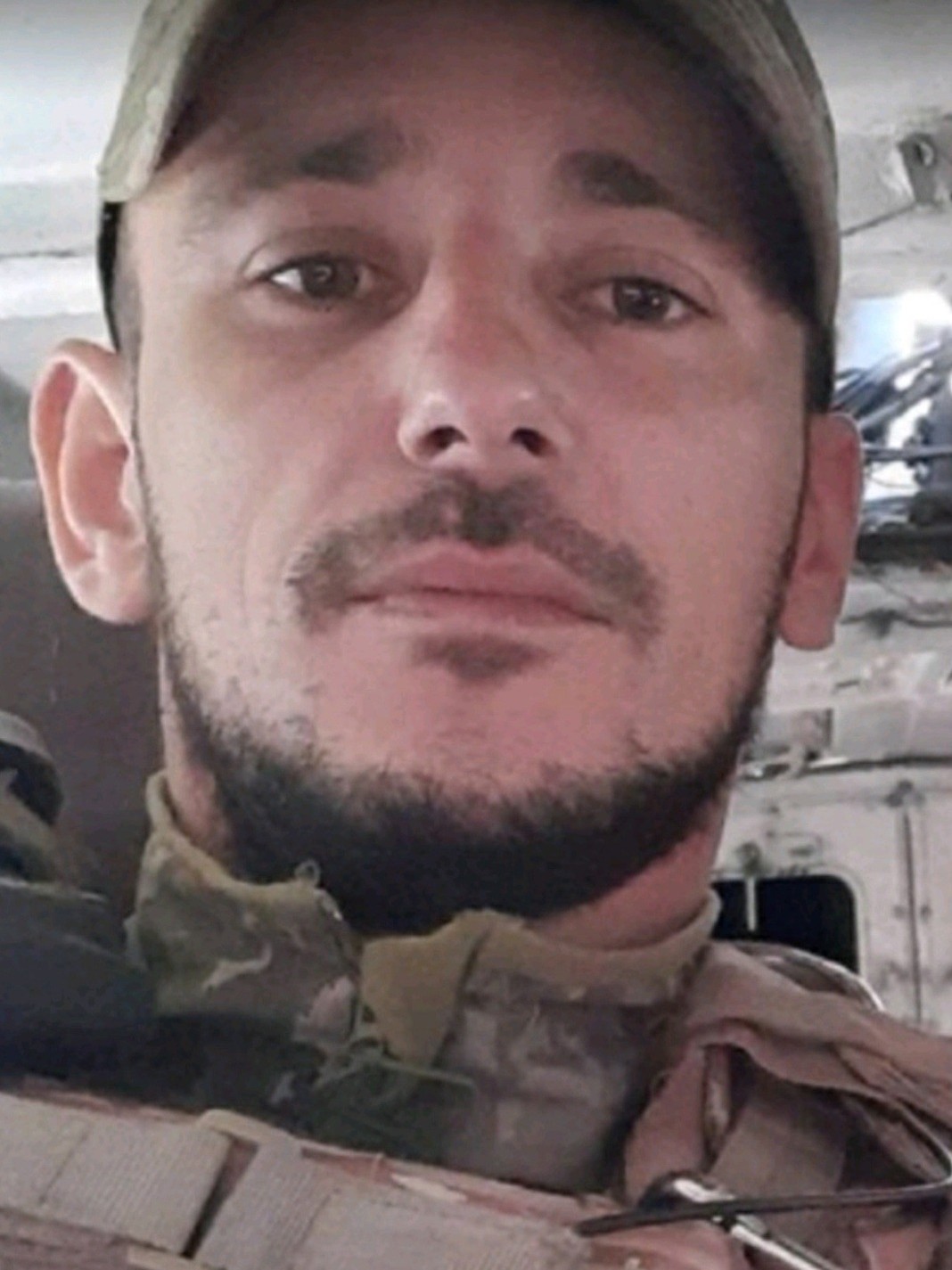 Захисник Іван Мадяр з побратимом