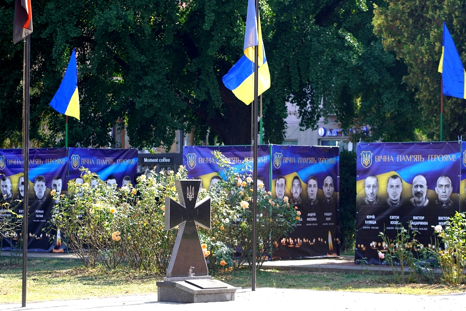 Інсталяція Алея Пам'яті в Ужгороді