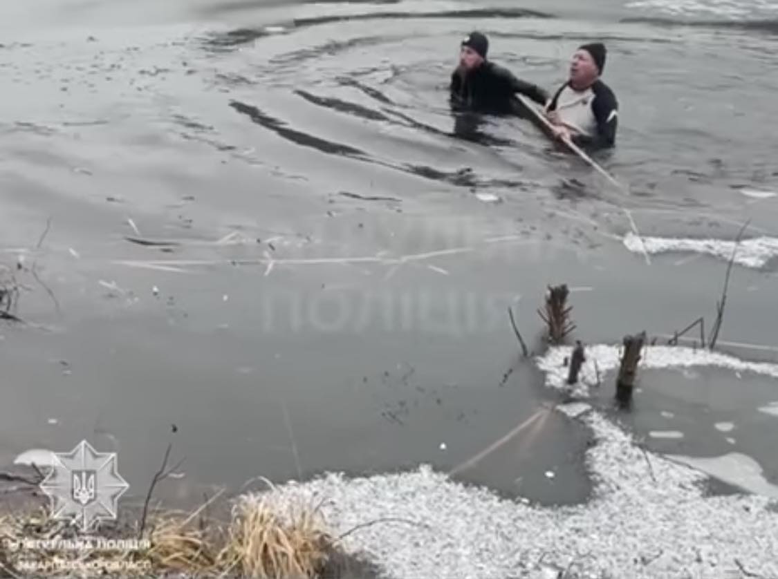 Патруль в Ужгороді врятував життя 57-річному чоловіку, який ледь не затонув у крижаному озері на Кірпічці