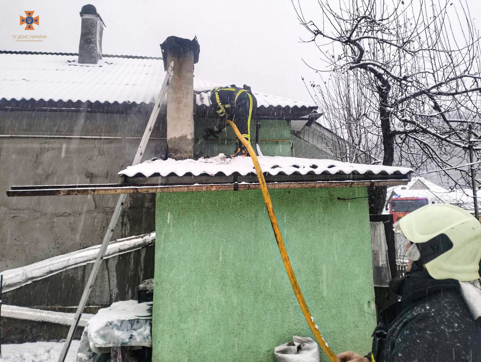 Спочатку жінка самостійно хотіла загасити вогонь 