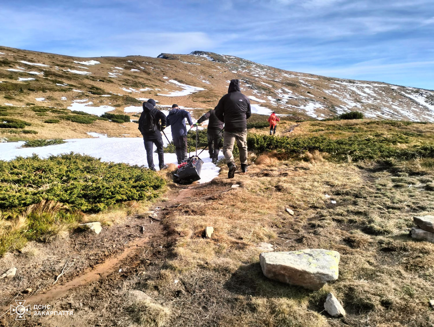 Рятувальники в горах транспортують загиблих