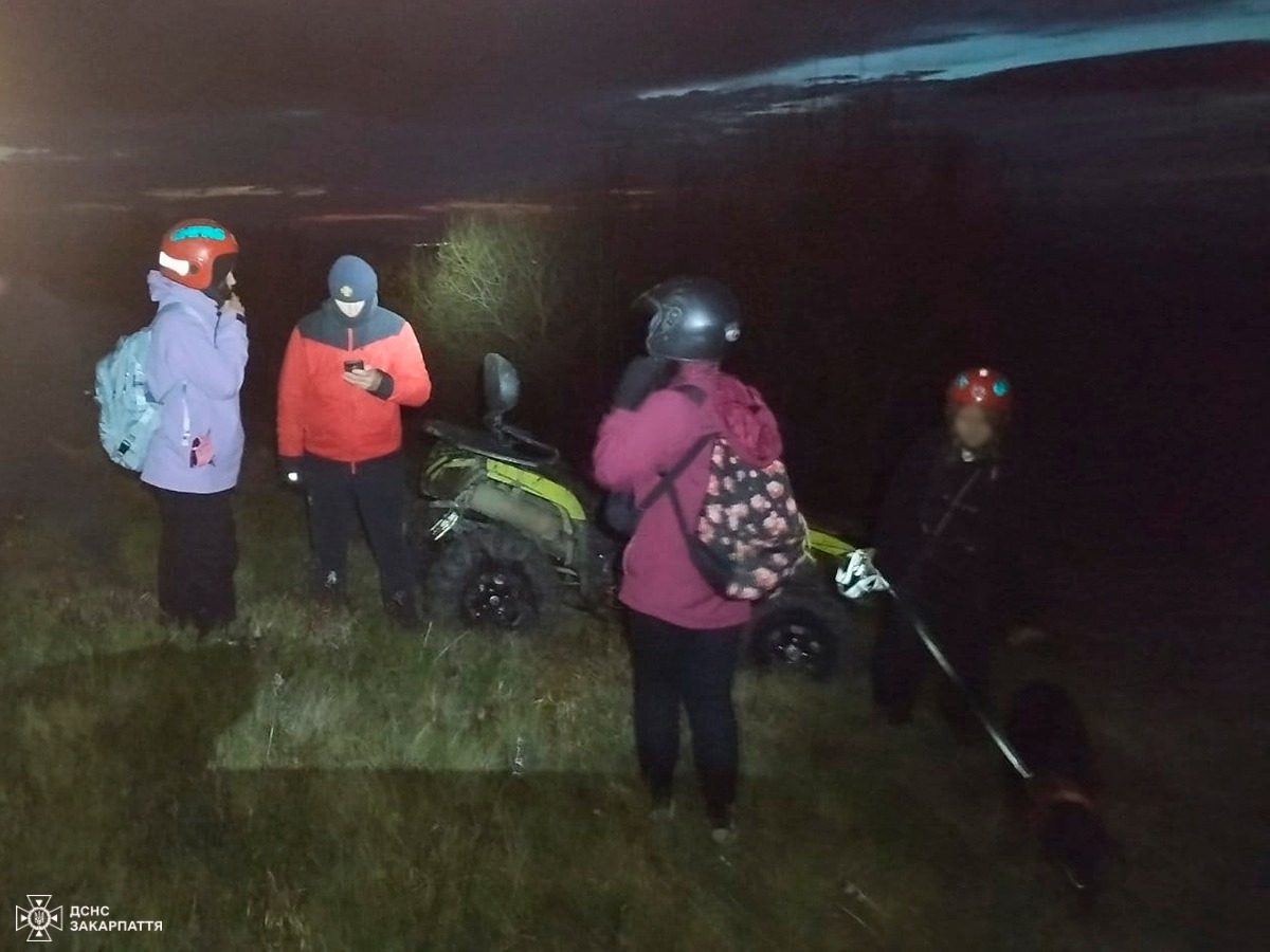 Туристки з собакою