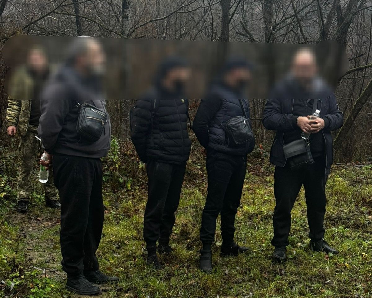 Група затриманих порушників