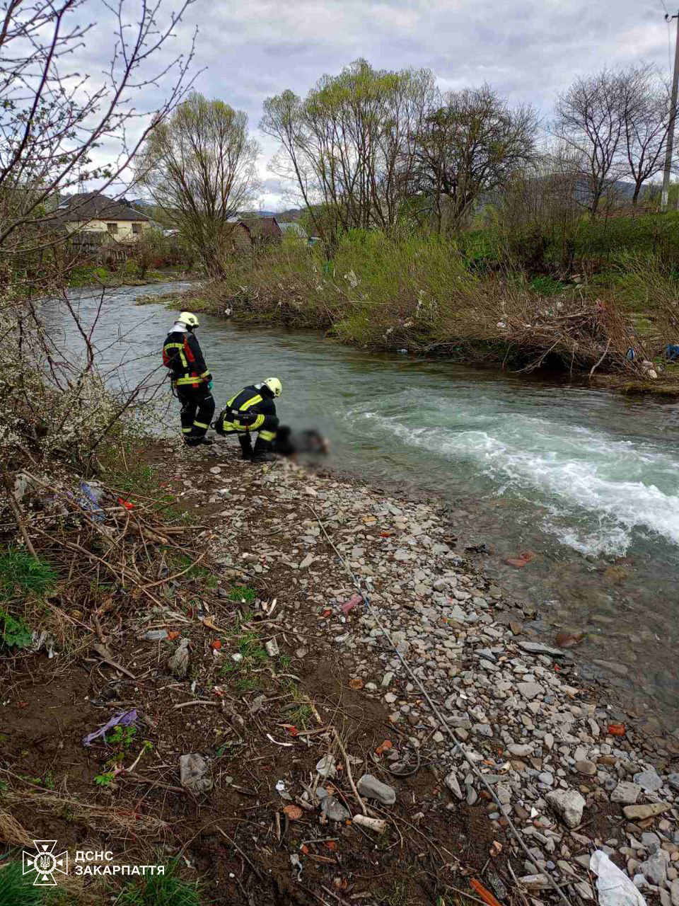 Назвичайники вилучили з річки загиблого чоловіка та передали поліції