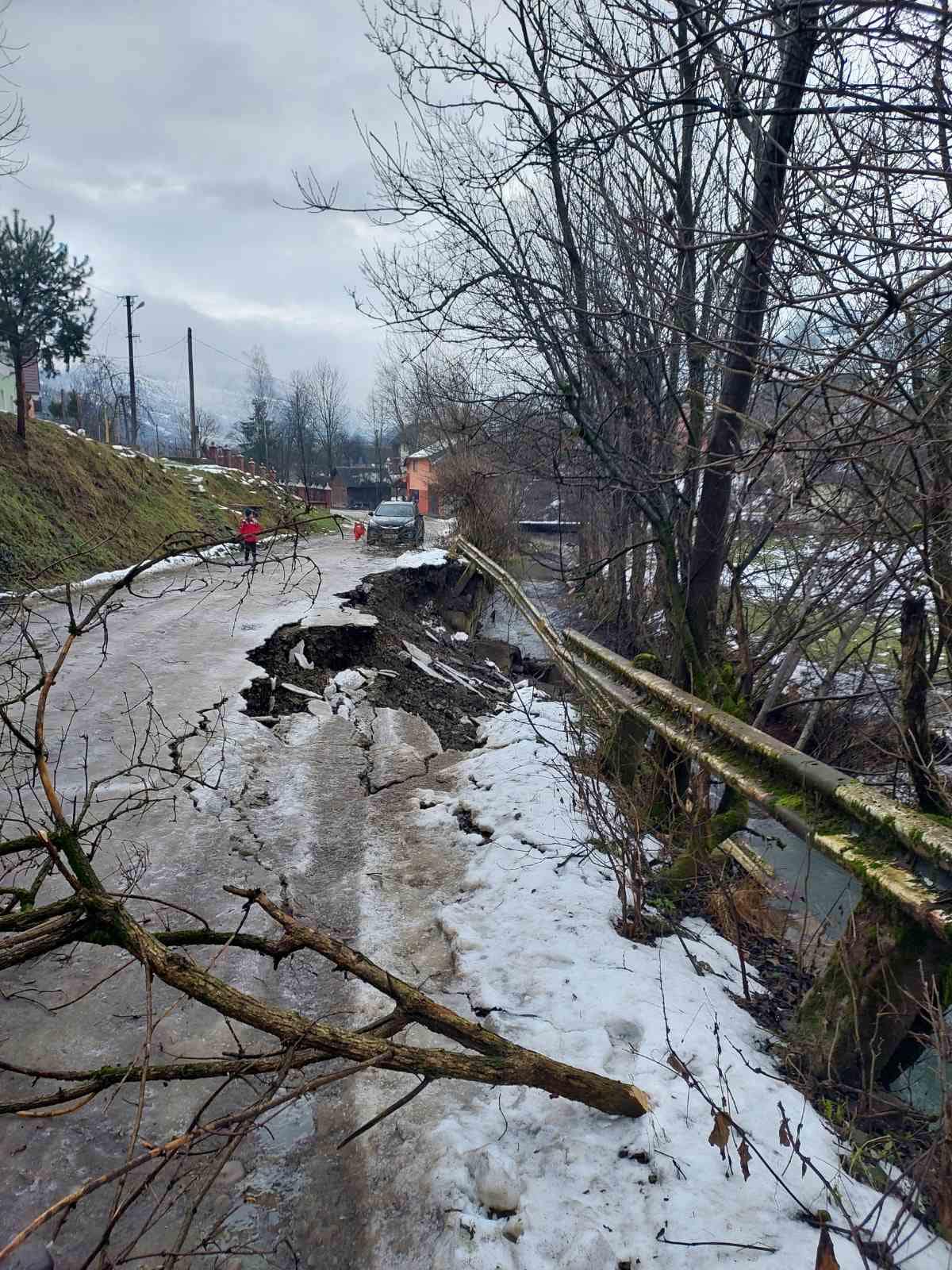 Обвал дороги приблизно 28 метрів 