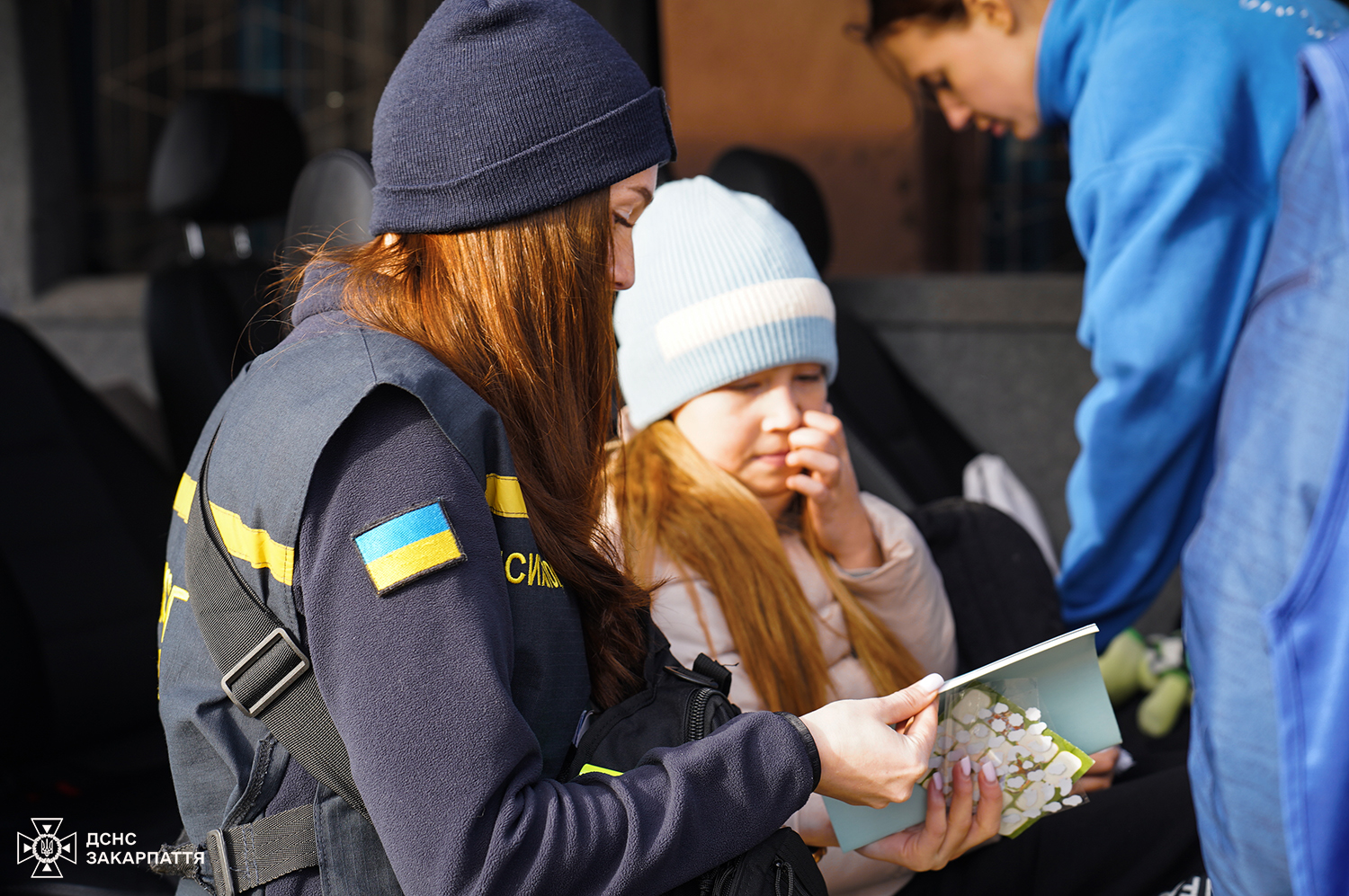Зустріч людей на вокзалі у Мукачеві