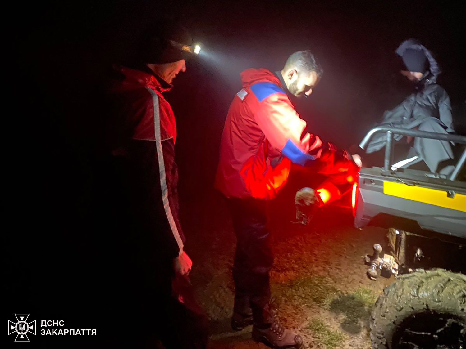 Рятувальники з травмованою туристкою