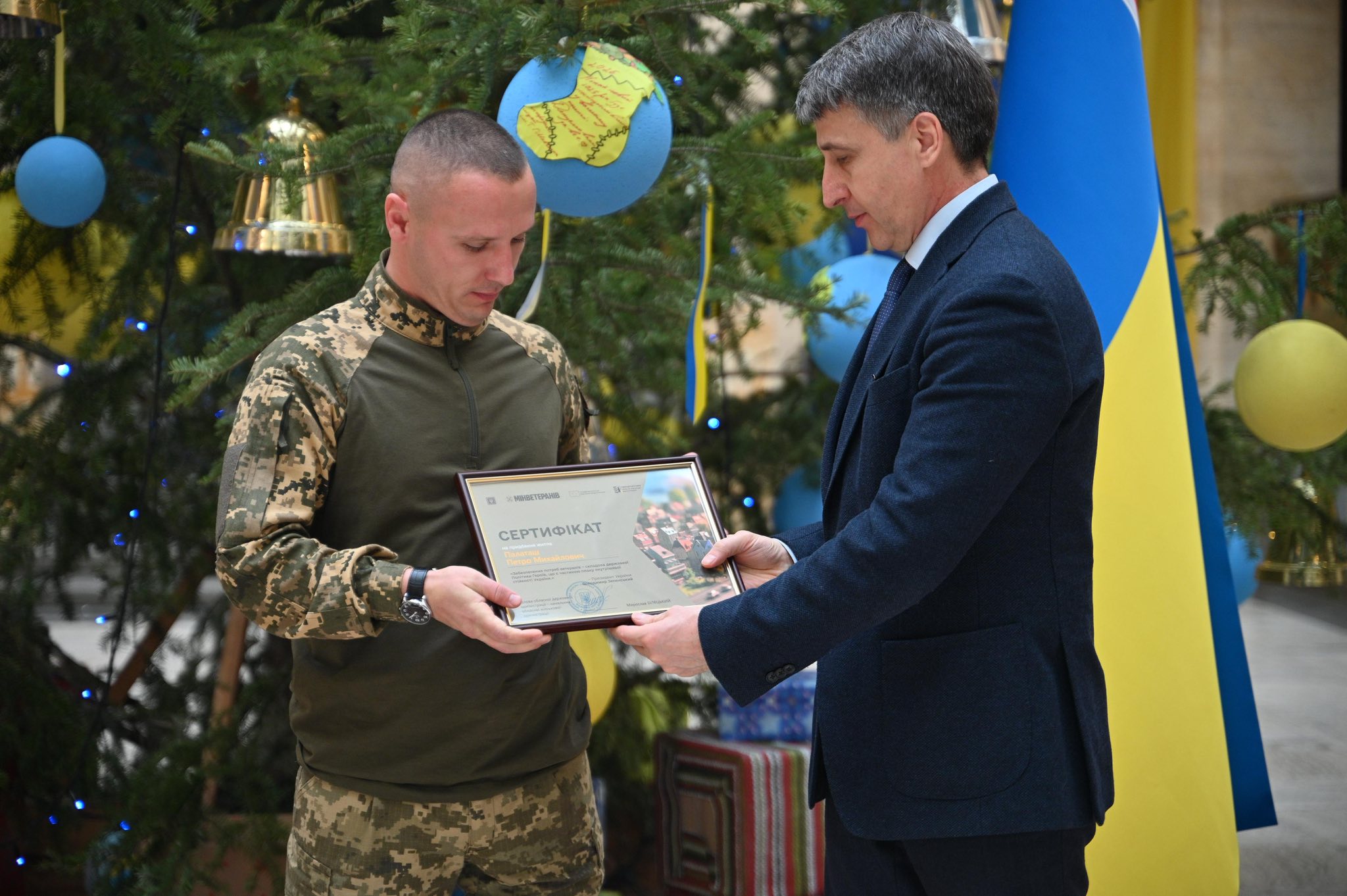 Родинам воїнів на Закарпатті вручили сертифікати на оселю