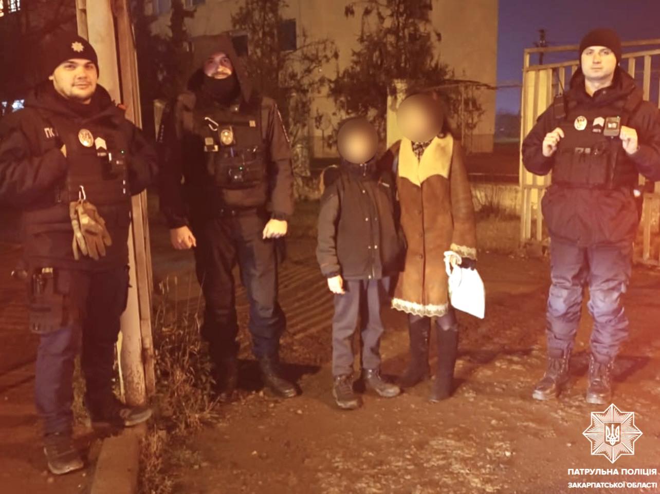 Патрульні з хлопчиком і його мамою