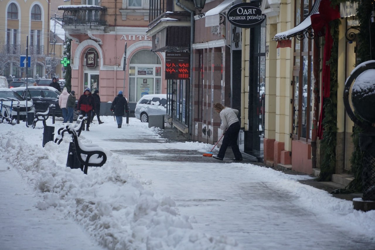 Ужгородці чистять вулиці від снігу, 6 січня