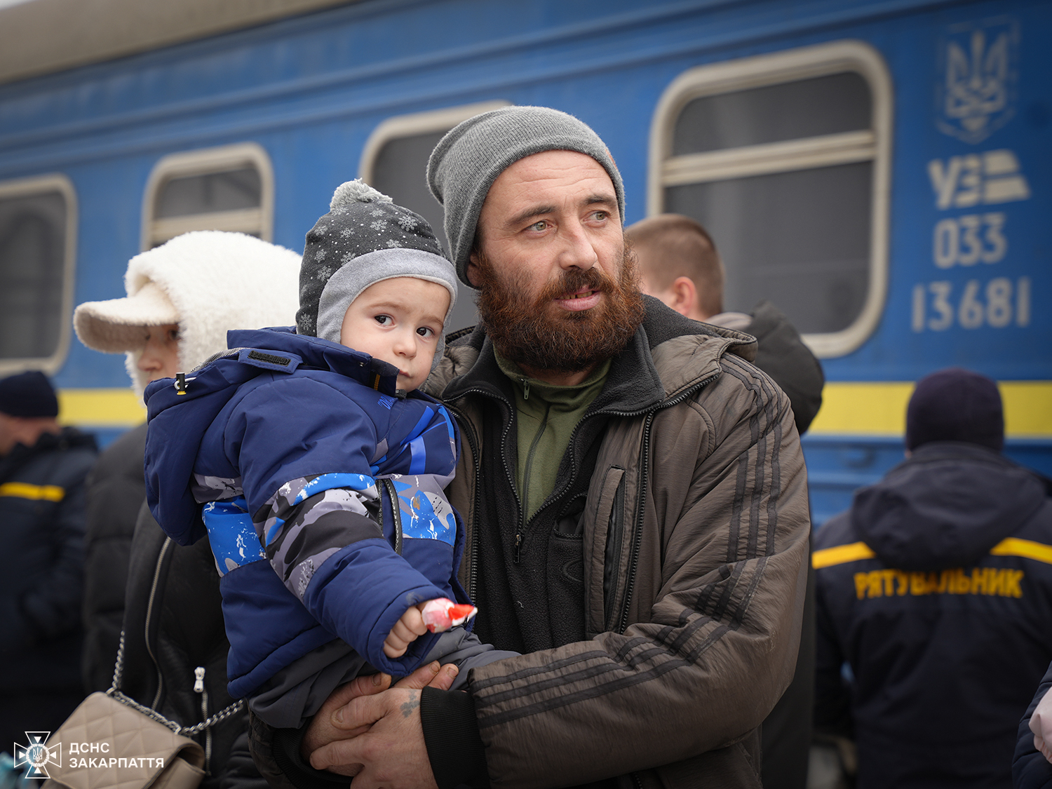 На пероні у Мукачеві зустрічають евакуаційний поїзд 